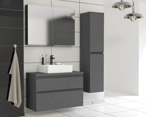 Moderná kúpeľňa s umývadlovou skrinkou, zrkadlovou skrinkou a vysokou skrinkou