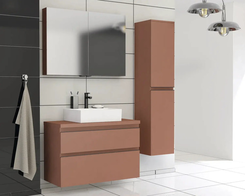 Kúpeľňa s umývadlovou skrinkou, zrkadlovou skrinkou a vysokou skrinkou