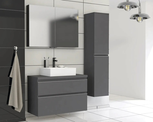 Kúpeľňa s umývadlovou skrinkou, zrkadlovou skrinkou a vysokou skriňou v modernom dizajne