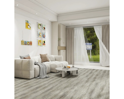 Svetlá obývacia izba s pohovkou, konferenčným stolíkom, obrázkami na stene a drevenou podlahou