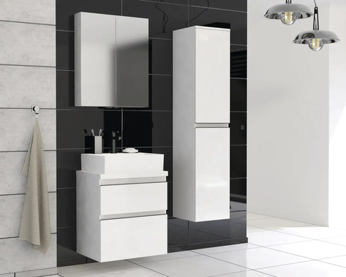 Kúpeľňa s umývadlovou skrinkou, zrkadlovou skrinkou a vysokou skrinkou vo svetlom dizajne