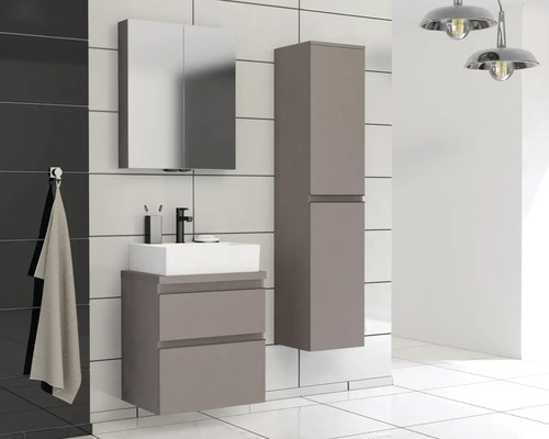 Kúpeľňa s umývadlovou skrinkou, zrkadlovou skrinkou a vysokou skriňou