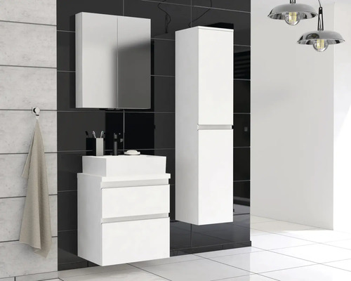 Kúpeľňa s umývadlovou skrinkou, zrkadlovou skrinkou a vysokou skrinkou