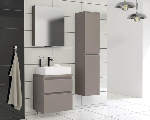 Kúpeľňová scéna s umývadlovou skrinkou, zrkadlovou skrinkou a vysokou skrinkou