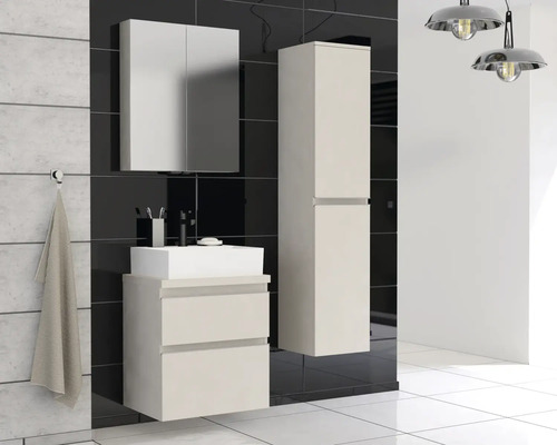 Kúpeľňa so zrkadlovou skrinkou, skrinkou pod umývadlo a vysokou skrinkou