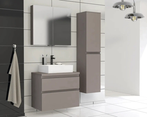 Kúpeľňa s umývadlovou skrinkou, zrkadlovou skrinkou a vysokou skrinkou