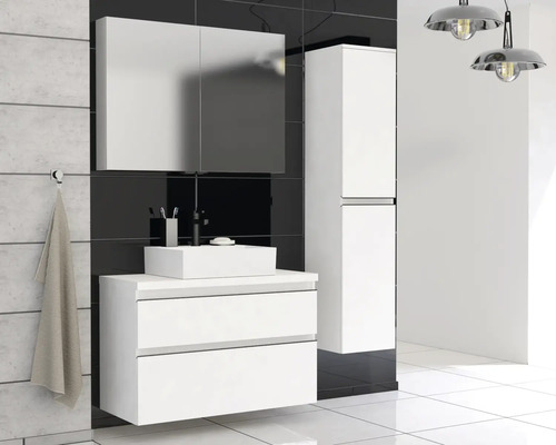 Kúpeľňa s umývadlom, zrkadlovou skrinkou a vysokou skrinkou