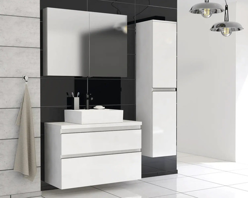 Moderná kúpeľňa s bielou umývadlovou skrinkou, zrkadlovou skrinkou a vysokou skrinkou