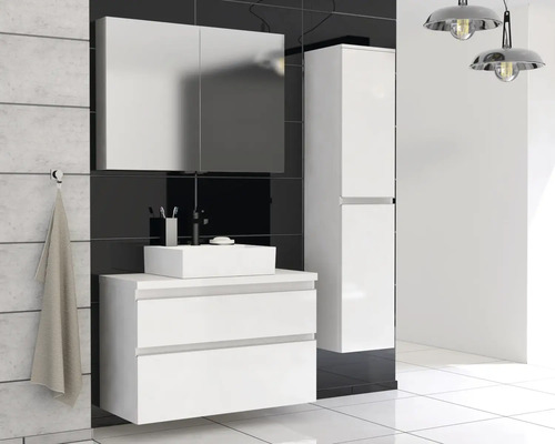 Moderná kúpeľňa s bielou umývadlovou skrinkou, zrkadlovou skrinkou a vysokou skrinkou