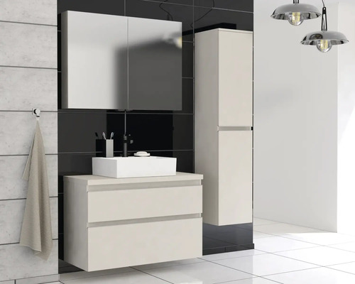 Kúpeľňa s umývadlovou skrinkou, umývadlom na dosku, zrkadlovou skrinkou a vysokou skrinkou