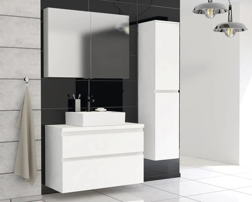 Moderná kúpeľňa s bielou skrinkou pod umývadlo, zrkadlovou skrinkou a vysokou skrinkou pred čiernou stenou