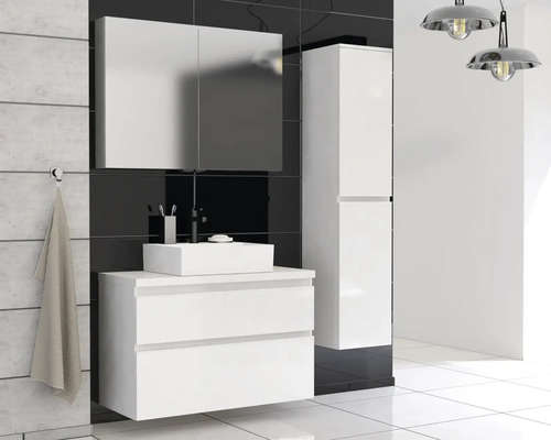 Kúpeľňa s umývadlovou skrinkou, zrkadlovou skrinkou a vysokou skrinkou v bielej farbe