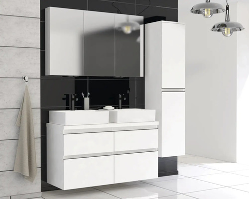 Moderná kúpeľňa s bielou skrinkou pod umývadlo, dvoma umývadlami na dosku, zrkadlovou skrinkou a vysokou skrinkou