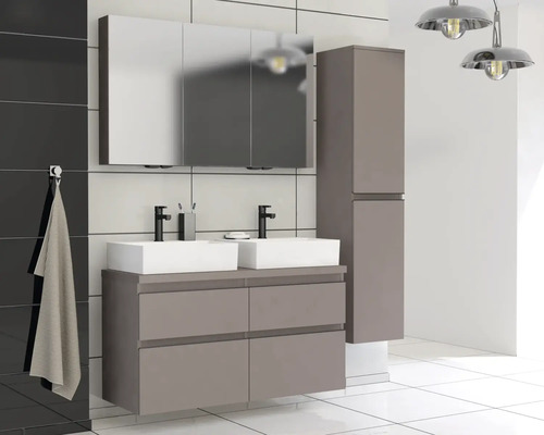 Moderná kúpeľňa s umývadlovou skrinkou, zrkadlovou skrinkou a vysokou skrinkou