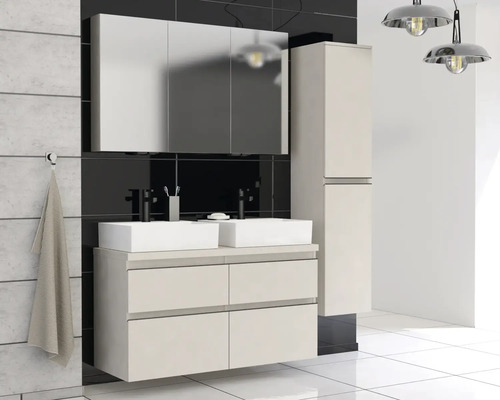 Kúpeľňa s umývadlovou skrinkou, dvoma umývadlami, zrkadlovou skrinkou a vysokou skriňou