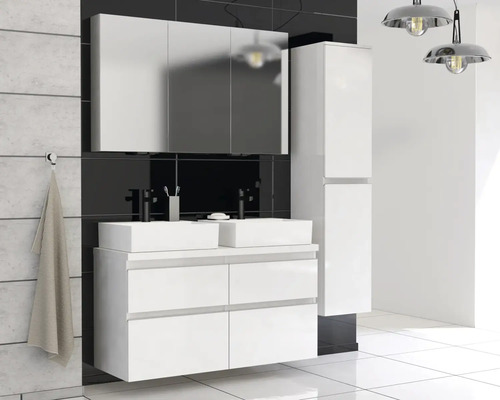 Kúpeľňa s umývadlovou skrinkou, dvoma umývadlami, zrkadlovou skrinkou a vysokou skrinkou