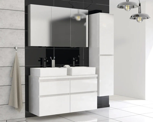 Kúpeľňa s dvojitým umývadlom, spodnou skrinkou, zrkadlovou skrinkou a vysokou skrinkou