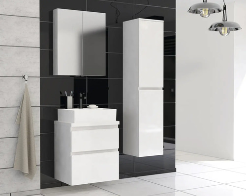 Kúpeľňa s umývadlom, zrkadlovou skrinkou a vysokou skrinkou v modernom dizajne