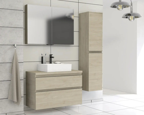 Kúpeľňa s umývadlovou skrinkou, zrkadlovou skrinkou a vysokou skriňou