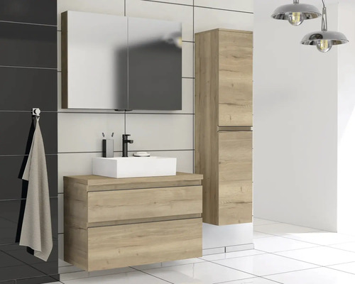 Moderná kúpeľňa s umývadlovou skrinkou, zrkadlovou skrinkou a vysokou skrinkou