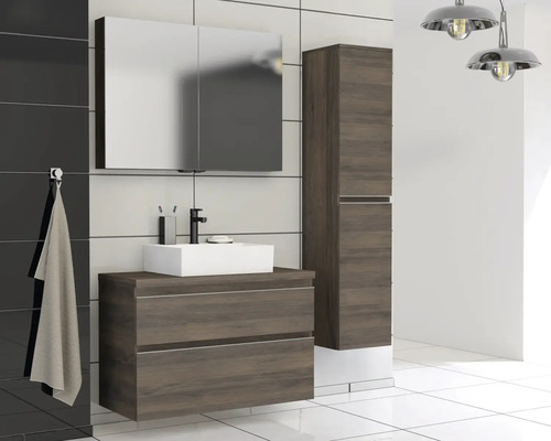 Moderná kúpeľňa s umývadlovou skrinkou, umývadlom na dosku, zrkadlovou skrinkou a vysokou skriňou v drevenom dekore.