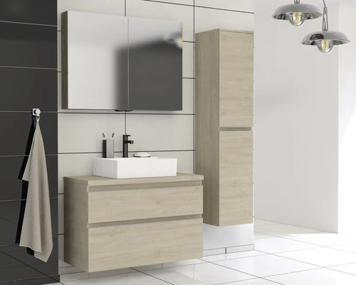 Moderná kúpeľňa s umývadlovou skrinkou, zrkadlovou skrinkou a vysokou skrinkou vo vzhľade dreva