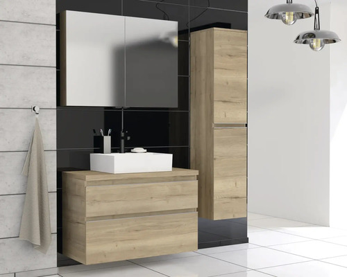 Kúpeľňa s umývadlom, zrkadlovou skrinkou a vysokou skriňou vo svetlom drevenom dekore