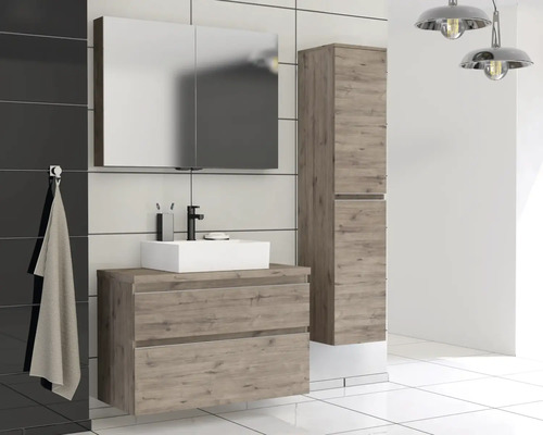 Kúpeľňa s umývadlovou skrinkou, zrkadlovou skrinkou a vysokou skrinkou