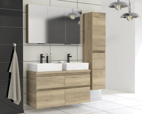 Moderná kúpeľňa s dvojitým umývadlom, zrkadlovou skriňou a vysokou skriňou vo vzhľade dreva