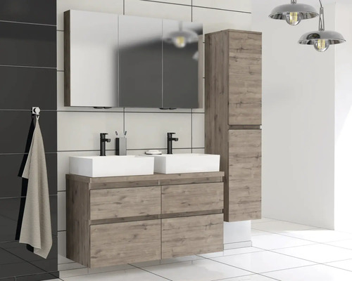 Kúpeľňa s umývadlovou skrinkou, zrkadlovou skrinkou a vysokou skrinkou