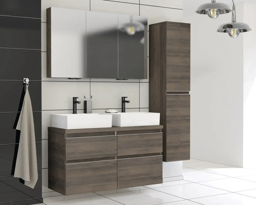 Kúpeľňa s umývadlom, zrkadlovou skrinkou a vysokou skrinkou vo vzhľade dreva