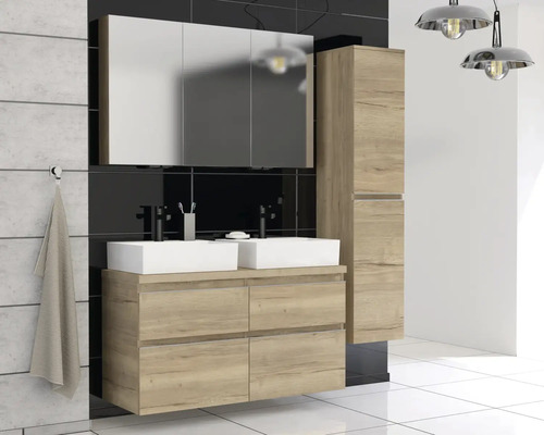 Moderná kúpeľňová zostava s dvojitým umývadlom, zrkadlovou skrinkou a vysokou skriňou vo vzhľade dreva.