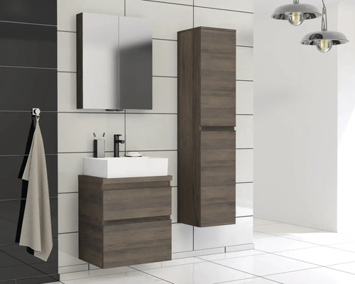 Kúpeľňa s umývadlovou skrinkou, zrkadlovou skrinkou a vysokou skrinkou vo vzhľade dreva