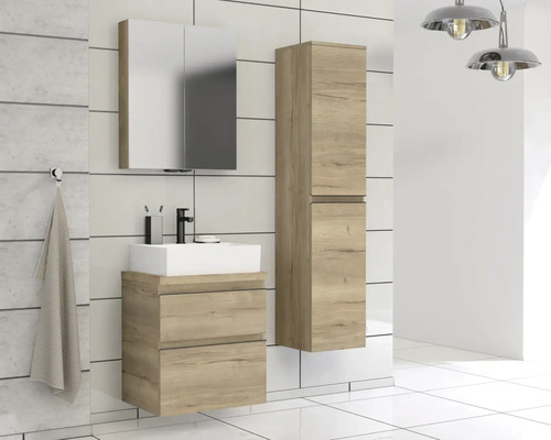 Kúpeľňa s umývadlovou skrinkou, zrkadlovou skrinkou a vysokou skrinkou