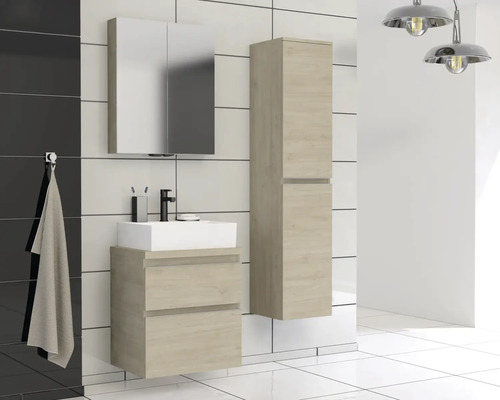 Kúpeľňa s umývadlom, zrkadlovou skrinkou a vysokou skriňou