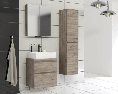 Kúpeľňa s umývadlovou skrinkou, zrkadlovou skrinkou a vysokou skrinkou