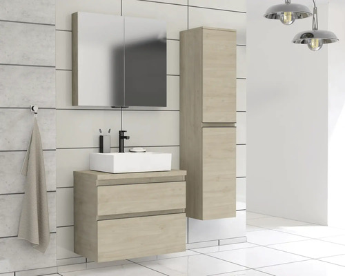 Svetlá kúpeľňa s umývadlovou skrinkou, zrkadlovou skrinkou a vysokou skrinkou na kúpeľňové doplnky