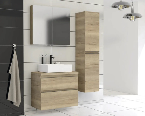 Kúpeľňa s umývadlovou skrinkou, umývadlom na dosku, zrkadlovou skrinkou a vysokou skrinkou vo vzhľade dreva