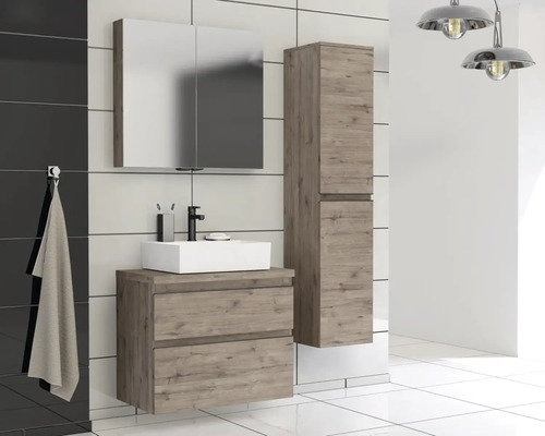 Moderná kúpeľňa s umývadlovou skrinkou, zrkadlovou skrinkou a vysokou skrinkou vo vzhľade dreva