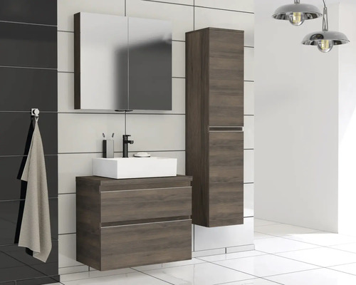 Moderná kúpeľňa s umývadlom, zrkadlovou skrinkou a vysokou skrinkou vo vzhľade dreva