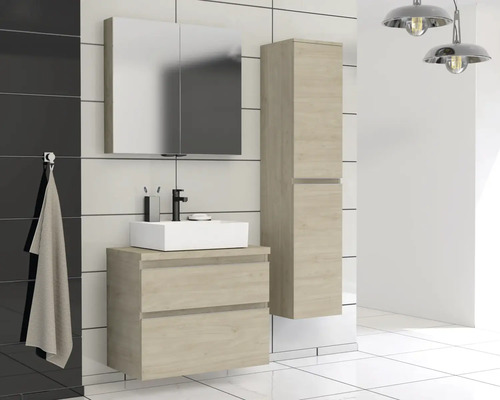 Kúpeľňa s umývadlom, zrkadlovou skrinkou a vysokou skrinkou vo svetlom drevenom dekore