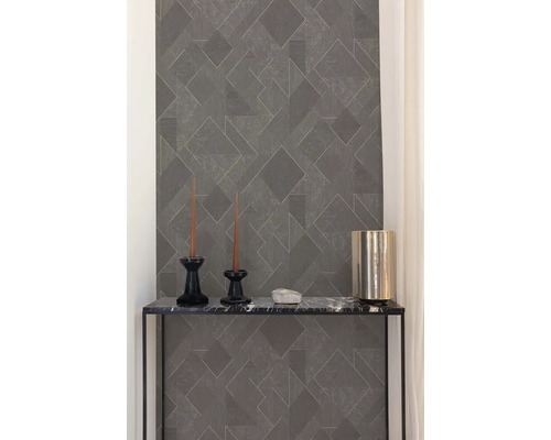 Sivá vzorovaná tapeta na stene