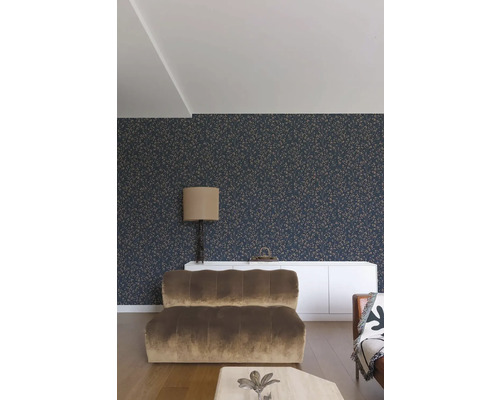 Obývacia izba s tapetou so vzorom, príborníkom a sedacím nábytkom