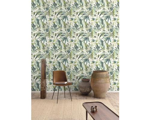 Izba s tropickou tapetou s listami, stoličkou a ozdobnými vázami.