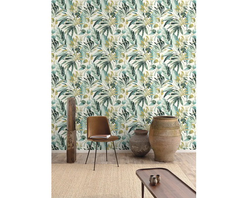 Svetlá izba s tapetou džungle, stoličkou, stolom a dekoráciou