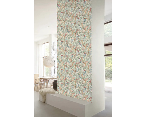 Obývacia izba s kvetinovou tapetou pre svetlé a priateľské prostredie.