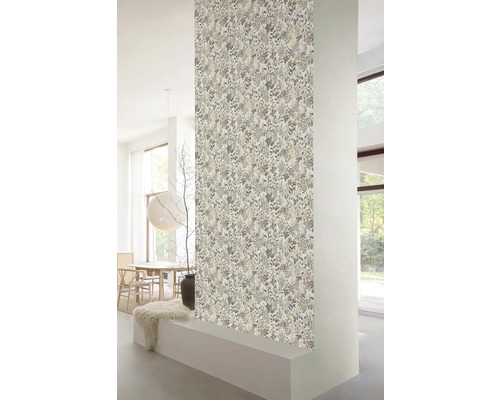 Obyývacia izba s vzorovanou tapetou s rastlinnými motívmi