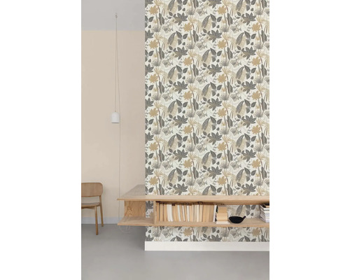 Izba s kvetinovou tapetou, drevenou policou a stoličkou.