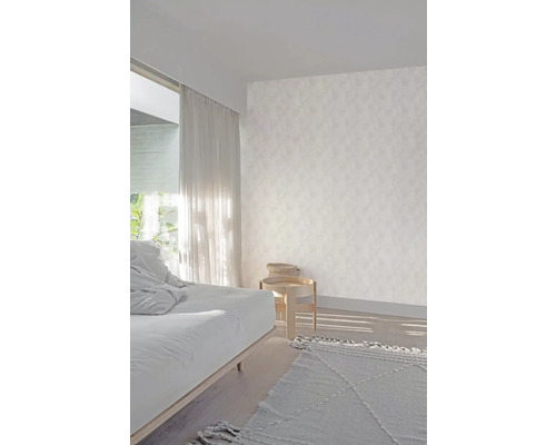 Svetlá spálňa s posteľou, nočným stolíkom a kobercom pre príjemnú atmosféru