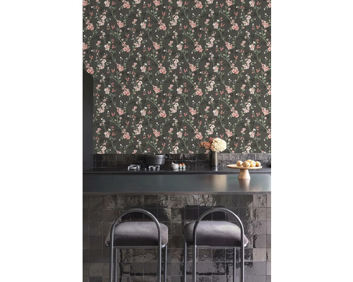 Kuchynská scéna s kvetinovou tapetou a čiernymi dlaždicami